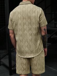 Manfinity CasualCool 男士幾何紋理短袖單排扣襯衫與短褲兩件套 - 彩色 - 查看 2