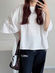 FRIFUL 女款夏季素色對比蕾絲側開衩短袖寬鬆休閒百搭T恤 - 白色 - 查看 3