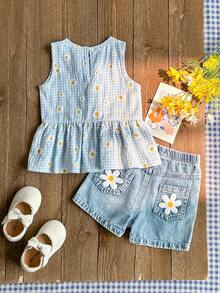 SHEIN Playful Pals 2026夏季春夏新款時尚SS26度假旅行必備兒童夏季服裝 26春夏新款時尚女嬰夏季黃色格紋雛菊甜美休閒兩件套，圓領短袖T恤搭配牛仔短褲兩件套，清新學院風適用於外出、居家、運動、派對等多種場合 - 藍色 - 查看 2
