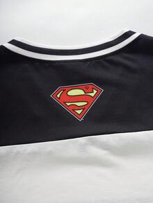 SUPERMAN X SHEIN طقم رجالي من تي شيرت بياقة V مطبوع عليه حروف وأرقام مخطط بألوان متباينة وشورت كاجوال بخصر برباط - أبيض - مشاهدة 4