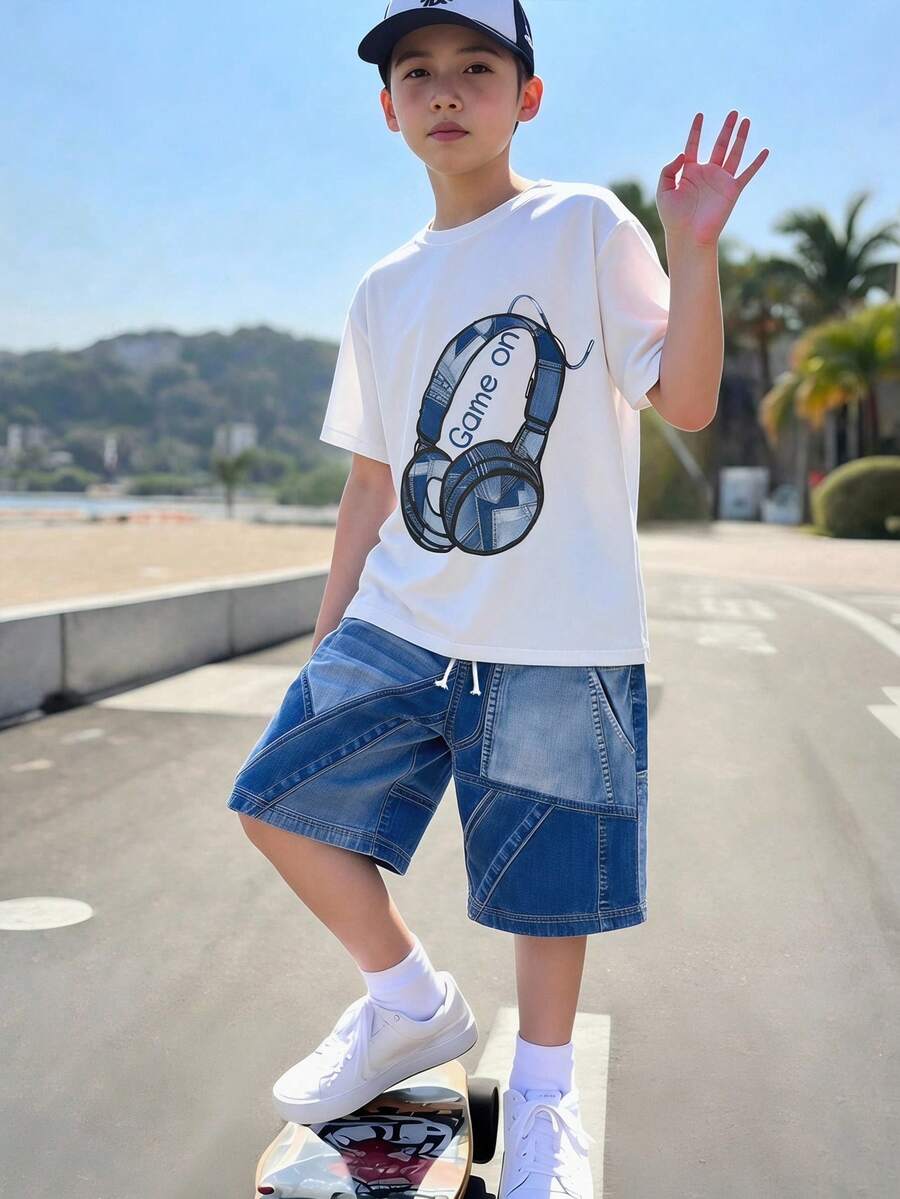 SHEIN 男童(大童)T恤套裝,牛仔紋理耳機英文印花短袖圓領T恤,搭配時尚彈性仿牛仔紋理印花短褲,口袋設計,柔軟彈性面料,寬鬆版型,春夏時尚男童T恤套裝,休閒舒適百搭,適合外出、街拍、居家、旅行、度假、日常穿著 - 彩色 - 查看 1