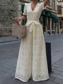 Modelyn 女款春夏季杏色編織刺繡鏤空V領水溶蕾絲短袖收腰腰帶直筒連身褲，適合通勤與休閒穿著 - 杏色 - 查看 6