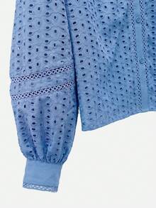 Nöista 粉色英式刺繡襯衫，配有立領與前開鈕扣設計，細緻飾邊細節與蓬鬆長袖並配有袖口。適合工作到週末穿搭，春季、夏季、度假、假期造型。 - 藍色 - 查看 9