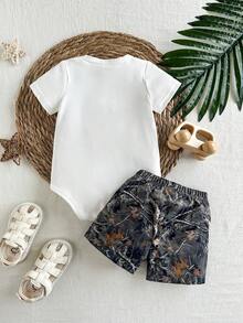 SHEIN 2件組新生兒夏季休閒白色迷彩字母印花短袖連身衣 & 迷彩短褲套裝 寬鬆版型 度假外出與拍照穿搭服 - 彩色 - 查看 2