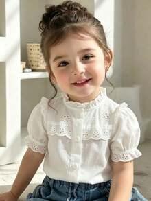 Genkimix Kids 女嬰白色蕾絲泡泡袖休閒上衣，白色立領前開鈕扣上衣，精緻白色鏤空布料＋白色蕾絲拼接，短袖設計，柔軟舒適面料，法式甜美風，適合休閒、優雅、極簡通勤，適用於日常穿著／派對／拍照，親膚面料，可愛優雅，適合派對穿著，實用時尚，島嶼風，海灘週末，夏季 - 白色 - 查看 2