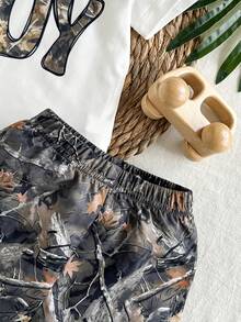 SHEIN 2件組新生兒夏季休閒白色迷彩字母印花短袖連身衣 & 迷彩短褲套裝 寬鬆版型 度假外出與拍照穿搭服 - 彩色 - 查看 4