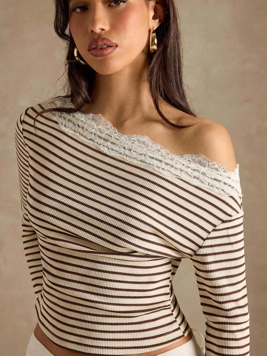 SHEIN BAE 女款蕾絲拼接條紋不對稱領口T恤,節慶風 - 杏色 - 查看 1