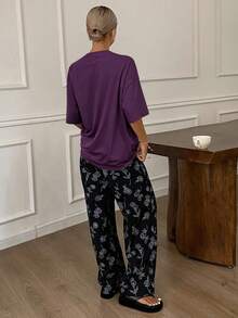 Livesso 2件組女款睡衣套裝，純色寬鬆T恤上衣與花卉線條圖案印花睡褲，適合夏季 - 紫色 - 查看 2