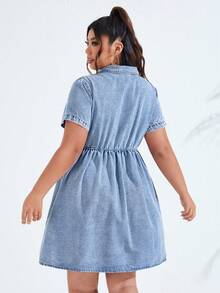 SHEIN ICON 大尺碼夏季休閒前開扣牛仔洋裝 - 淺色水洗藍 - 查看 2