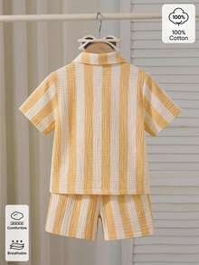 SHEIN Streecool Kids 小男孩 2 件組 100% 純棉套裝，黃色與白色條紋皺褶紗布短袖襯衫與鬆緊短褲，透氣休閒夏季穿著 - 黃色 - 查看 2