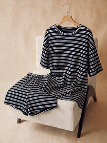 Elaquor Bộ 2 món áo thun vai trễ dáng rộng thoải mái và quần short dây rút kẻ sọc cho nữ size lớn - Đen và trắng - Xem 1