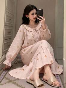 DAZY 甜美小熊圖案滿版印花荷葉領繫帶 A 字版中長洋裝女款睡裙睡衣 - 淺粉色 - 查看 10