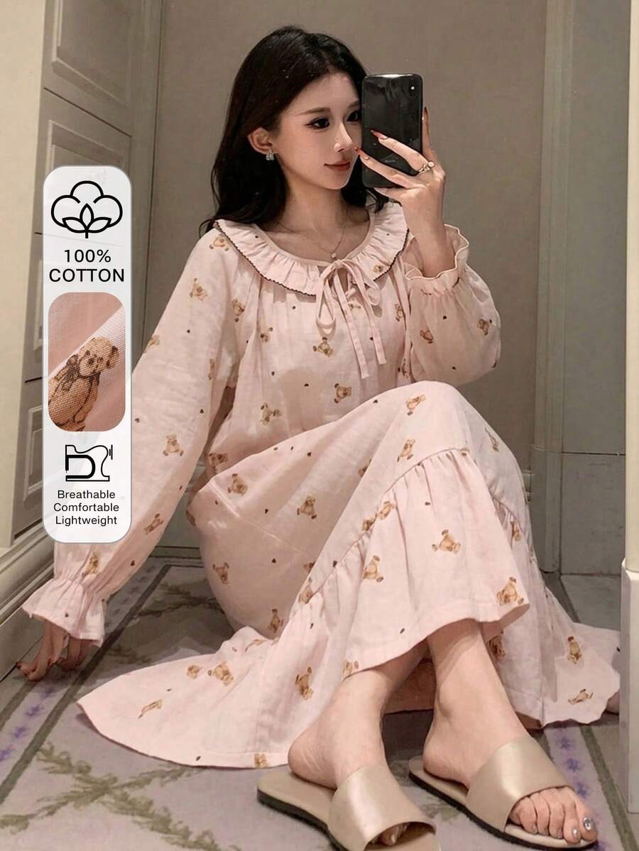 DAZY 甜美小熊圖案滿版印花荷葉領繫帶 A 字版中長洋裝女款睡裙睡衣 - 淺粉色 - 查看 1