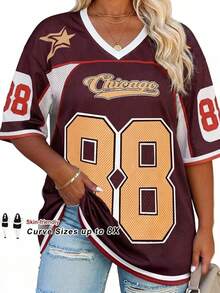 SHEIN CURVE+ Damen Sommer Große Größen V-Ausschnitt American Football Trikot T-Shirt mit Buchstaben Aufdruck, Paar im gleichen Stil - Verschiedenfarbig - Übersicht 1