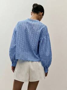 Nöista 粉色英式刺繡襯衫，配有立領與前開鈕扣設計，細緻飾邊細節與蓬鬆長袖並配有袖口。適合工作到週末穿搭，春季、夏季、度假、假期造型。 - 藍色 - 查看 2