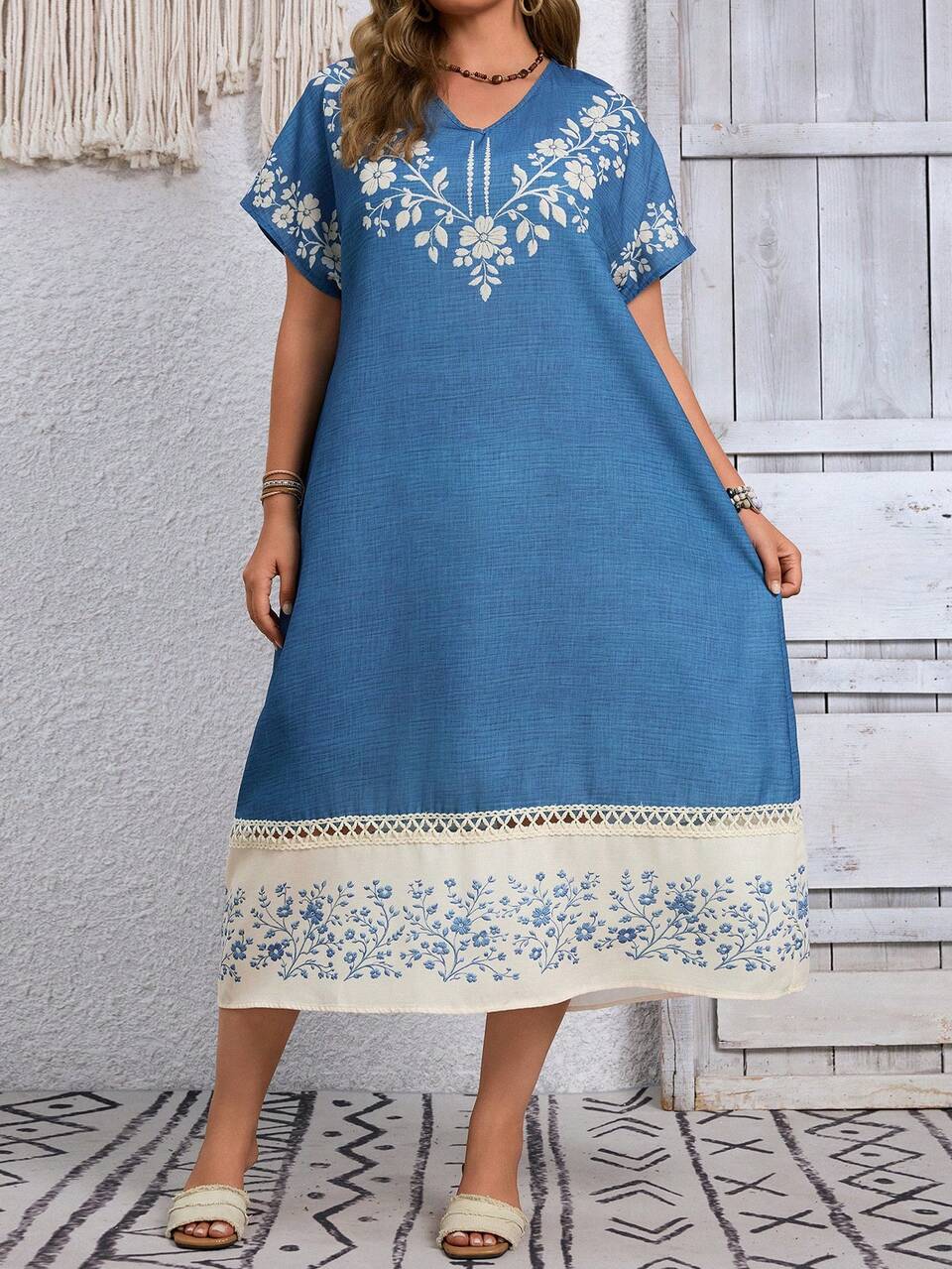 Plus-Size Blue V-Neck Printed Loose-Fitting Short-Sleeved Dress For Women, Perfect For Summer And Vacation Occasions, Retro Casual And Stylish.