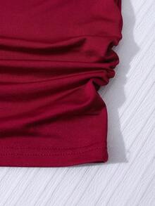 SHEIN 這款全新兩件式青少年女孩套裝包含一件時尚、休閒、舒適且透氣的粉紅色圓領針織背心，搭配一件相配的粉紅色分層裙。背心在腰部和下擺處有褶皺設計，營造出優雅的整體外觀。這套高品質套裝適合日常穿著，也適合度假、旅行和派對，是春夏季的理想選擇。 - 酒紅色 - 查看 6