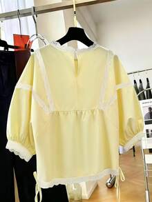 Qadelle Blusa de mujer con estampado floral vintage, ribete de encaje, manga de pétalo y cuello redondo - Amarillo - Ver 2