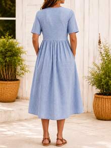 SHEIN LUNE CURVE Robe trapèze à col rond et manches courtes pour femmes grandes tailles avec décoration de boutons à motif bois, taille élastique, décontractée pour vacances d'été, avec poches, tissu à rayures bleues - Bleu et Blanc - Voir 2