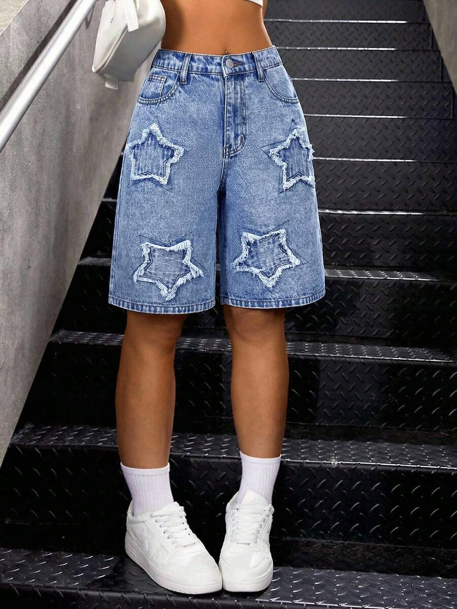 SHEIN Moda para adolescentes, diseño versátil de mezcla y combinación de ropa de calle para el regreso a casa, estilo Y2K vintage, pantalones vaqueros rectos holgados con bolsillos, parches de estrellas, colorblock, desgastado y deshilachado, shorts de mezclilla, para brunch de verano, graduación, vacaciones en la playa, regreso a casa, ropa de calle, concierto de música country/rave para niños, uso diario y festival de rave de primavera a verano para niños - Azul lavado medio - Ver 1