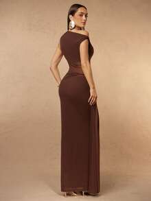 Silquee This Elegant Brown Maxi Dress Features A One-Shoulder Design And Is Adorned With Pleated Mesh Panels, Making It Suitable For Various Occasions. Women' - Coffee - View 3
