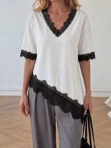 SHEIN LUNE 女款休閒夏季度假通勤日常基礎時尚外穿蕾絲拼接V領寬鬆不對稱下擺T恤 - 黑與白 - 查看 3