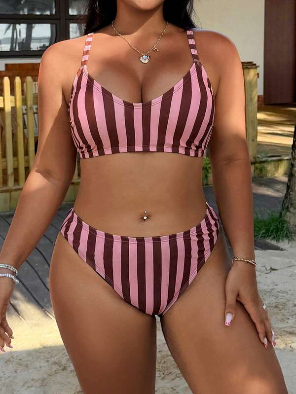 Swim Mod 2026 صيف جديد ملابس سباحة بيكيني نسائية مقاس كبير قطعتين، طباعة مخططة، رقبة دائرية صغيرة، أحزمة كتف قابلة للتعديل، خصر متوسط بشكل مثلث V