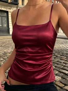 SHEIN 女士休闲优雅丝滑白色褶皱吊带背心，修身细肩带设计，缎面光泽，休闲无袖背心，夏季单穿或叠穿皆宜，无袖上衣，日常穿着、约会之夜和度假装扮的理想之选，完美打造夏季休闲造型和夜间外出装扮。 - 紅色 - 查看 4