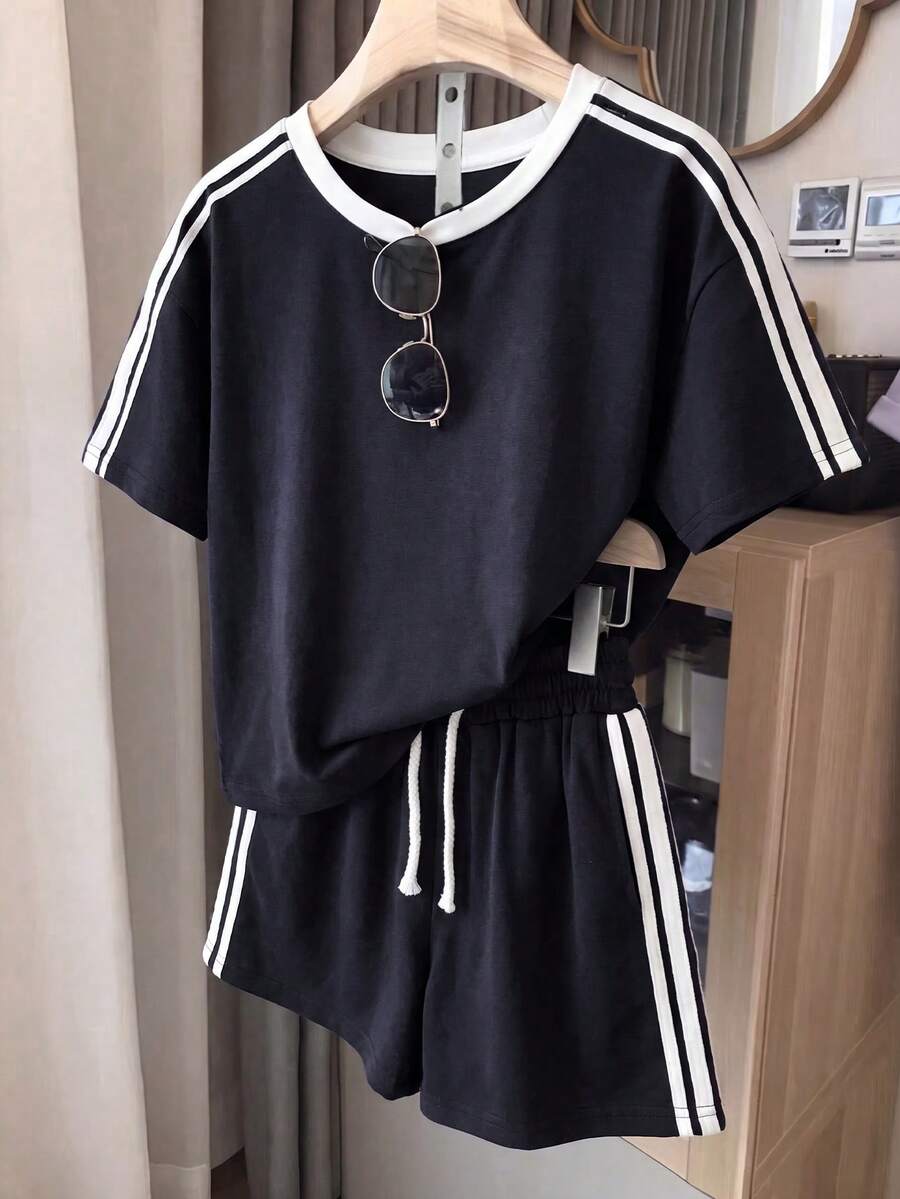 SHEIN 兒童青少年女孩 T恤套裝 2件/組 藍色針織休閒寬鬆版型 美式英文標語印花圓領短袖T恤與印花短褲,適合夏季、街頭運動 - 藍白色 - 查看 1
