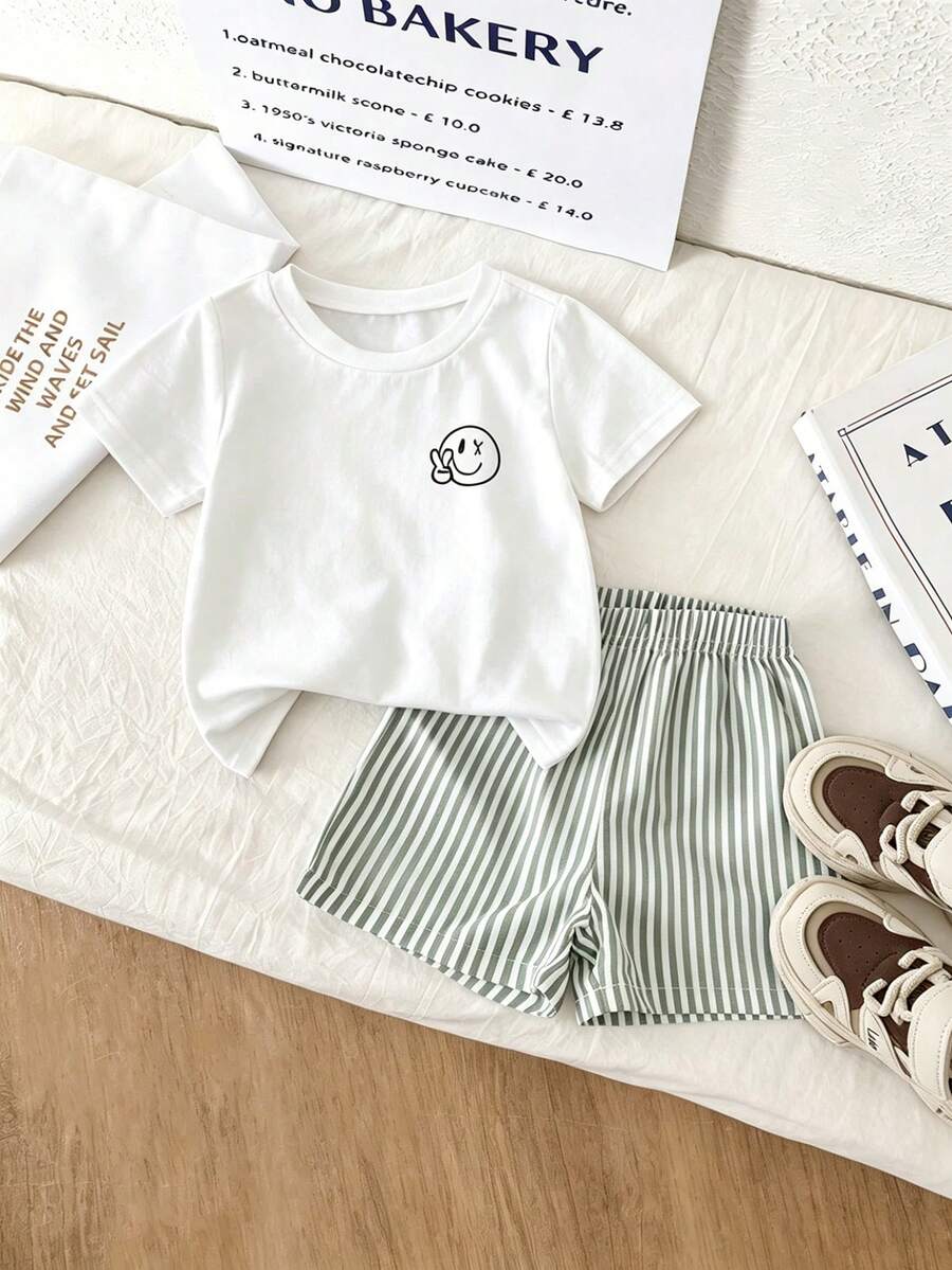 SHEIN Playful Pals 2件組嬰幼兒男童休閒時尚舒適圖案印花圓領插肩袖上衣與條紋印花短褲，適合春夏季戶外玩耍與日常穿著，男嬰夏季套裝 男嬰夏季穿搭 男嬰套裝 嬰男童服飾 男嬰衣服 嬰兒服飾 男嬰衣服 男嬰T恤