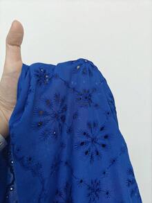 Maweii 大尺碼優雅度假風編織刺繡布料拼接荷葉邊方領繫帶大裙擺洋裝 - 寶藍色 - 查看 3