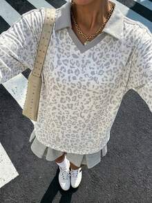 Muchica 女款休閒淺黃色 Polo 衫，配對比棕色領口與條紋袖子。馬匹印花增添復古、學院風、經典、時尚、青春與街頭感。面料光滑舒適，秋季理想之選。 - 彩色 - 查看 5