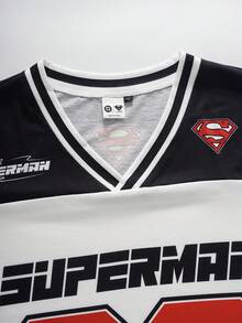 SUPERMAN X SHEIN طقم رجالي من تي شيرت بياقة V مطبوع عليه حروف وأرقام مخطط بألوان متباينة وشورت كاجوال بخصر برباط - أبيض - مشاهدة 5