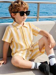 SHEIN Streecool Kids 小男孩 2 件組 100% 純棉套裝，黃色與白色條紋皺褶紗布短袖襯衫與鬆緊短褲，透氣休閒夏季穿著 - 黃色 - 查看 3