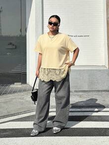 Muchica 鵝黃色大尺碼女款拼接蕾絲下擺短袖T恤 - 鵝黃色 - 查看 3