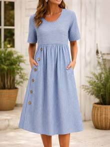 SHEIN LUNE CURVE Robe trapèze à col rond et manches courtes pour femmes grandes tailles avec décoration de boutons à motif bois, taille élastique, décontractée pour vacances d'été, avec poches, tissu à rayures bleues - Bleu et Blanc - Voir 1