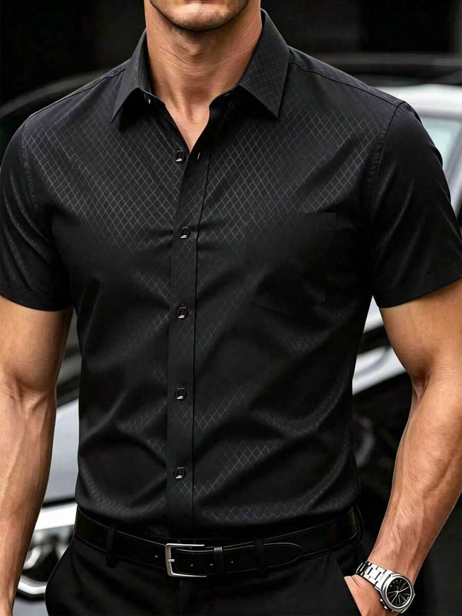 Manfinity Mode 大尺碼男士純色單排扣休閒口袋短袖襯衫，正式款 - 黑色 - 查看 1