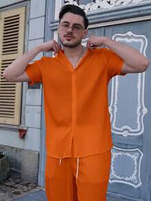 LEOGASHI LEOGASHI 男士夏季纯色短袖单排扣衬衫和裤子休闲套装，男士百搭套装，重磅休闲通勤中国风立领仿麻竹结短袖衬衫和休闲弹力宽松抽绳裤，舒适穿搭 - 橘色 - 查看 2