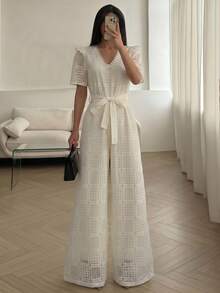Modelyn 女款春夏季杏色編織刺繡鏤空V領水溶蕾絲短袖收腰腰帶直筒連身褲，適合通勤與休閒穿著 - 杏色 - 查看 2