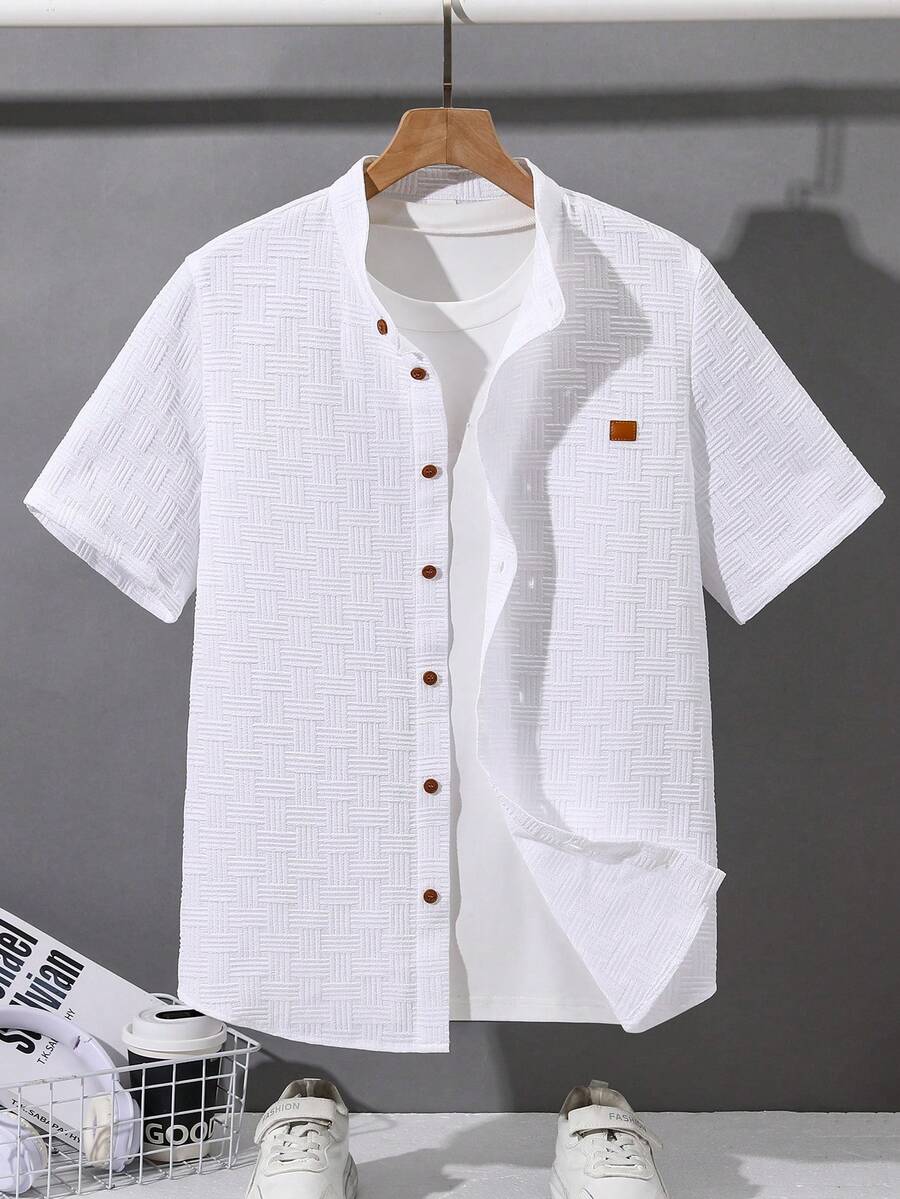 SHEIN 青少年男孩白色短袖立領紋理波浪條紋襯衫,卡其色仿木鈕扣,胸前口袋,裝飾貼布,休閒舒適,適合學校、旅行、居家、度假,寬鬆版型,適合春、夏、秋季 - 白色 - 查看 1