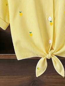 SHEIN Genkimix Kids 1件少女檸檬條紋印花，清新輕盈設計，女孩襯衫，打結下擺設計超級俏皮，適合外出、野餐、派對、日常穿著、返校，春夏季 - 黃色 - 查看 6