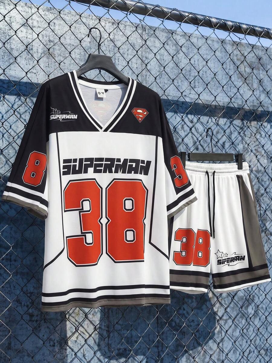 SUPERMAN X SHEIN طقم رجالي من تي شيرت بياقة V مطبوع عليه حروف وأرقام مخطط بألوان متباينة وشورت كاجوال بخصر برباط - أبيض - مشاهدة 1