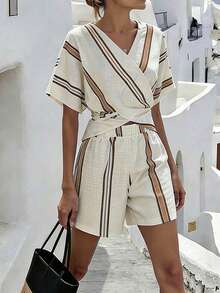 SHEIN Holidaya 女款休閒度假條紋兩件套，裹身襯衫 + 短褲套裝，夏季百搭套裝，紋理面料印花套裝，休閒套裝，夏季套裝，條紋套裝，通勤、日常、冬季、春季、秋季、會議、商務談判、日常辦公、約會、都市教師專業穿著、聖誕新年穿搭、休閒聚會、旅行穿搭、幹練、優雅、極簡、魅力十足四季穿搭、海灘穿著、夏季穿著、度假套裝、海濱套裝、女款夏季穿著 - 彩色 - 查看 5