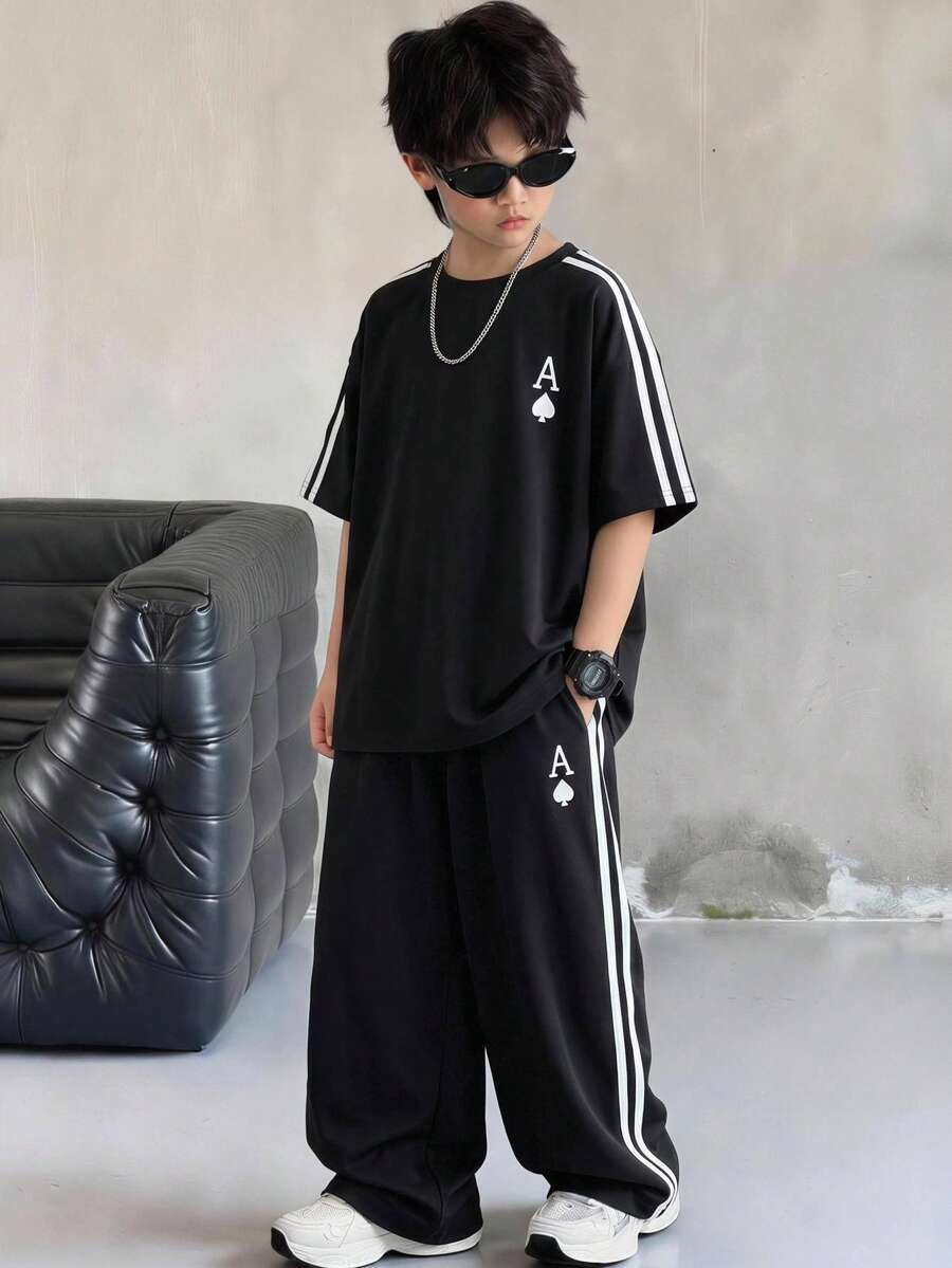 SHEIN Little Byeori 2件組兒童青少年男孩休閒大學風撞色織帶圓領黑色T恤與黑色長褲運動套裝，Y2k套裝，基本上衣，基本下裝，Ss26，夏季上衣，夏季服裝，男孩套裝兒童套裝，適合春夏季，外出，情人節，約會，旅行，度假，家庭聚會，返校，婚禮季節，晚餐，運動，生日派對