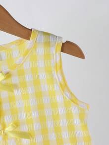 SHEIN Vintaside Kids 少女夏季新款清新田園風精緻綠白格紋兩件套，同色系蝴蝶結裝飾無袖背心上衣 + 同花色寬腿長褲，甜美可愛日常穿搭 - 黃色 - 查看 5