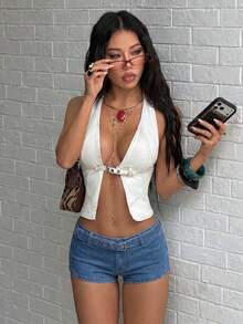 Jeanoix Y2K 女式牛仔短裤，带孔眼和口袋 - 中等水洗藍 - 查看 3