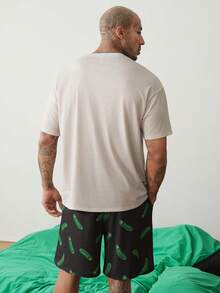 Rick and Morty X SHEIN 男士夏季趣味卡通印花短袖T恤與短褲寬鬆休閒居家套裝 - 卡其色 - 查看 2