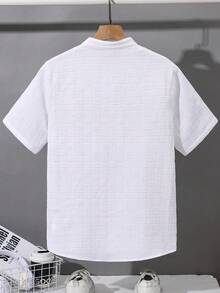 SHEIN 青少年男孩白色短袖立領紋理波浪條紋襯衫，卡其色仿木鈕扣，胸前口袋，裝飾貼布，休閒舒適，適合學校、旅行、居家、度假，寬鬆版型，適合春、夏、秋季 - 白色 - 查看 2