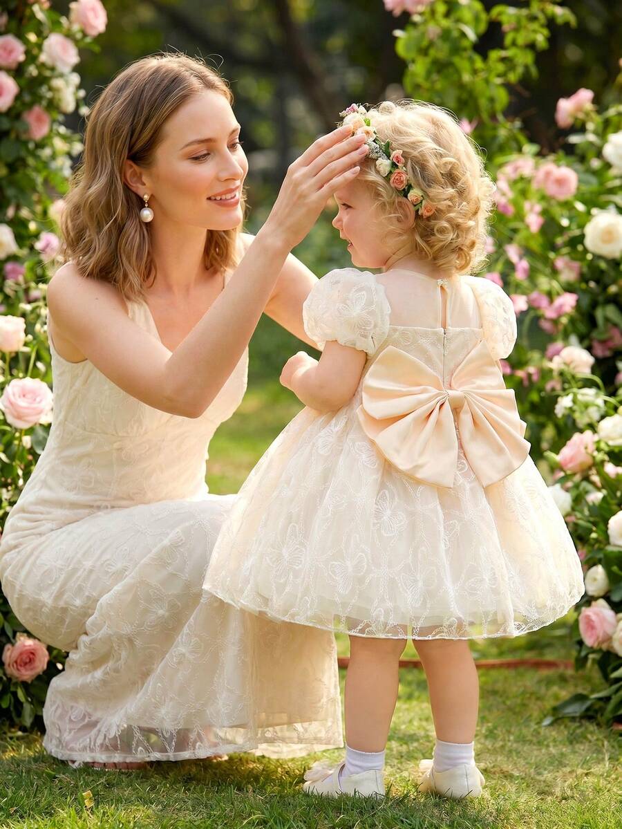 SHEIN Glamorique Kids 女嬰生日派對華麗公主蓬蓬禮服裙,蝴蝶結花卉設計,背後大蝴蝶結薄紗裙,米色,可愛,舞會禮服,畢業禮服,夏季洋裝 - 杏色 - 查看 1