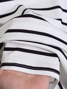 SHEIN 青少年女孩休閒運動套裝，POLO領撞色拼接設計，抓皺腰部短袖上衣，寬腿垂墜長褲，淺杏色運動套裝兼顧舒適與美感，精緻不張揚，抽繩寬腿褲配可調式鬆緊腰，撞色POLO領修飾頸部線條，夏季必備穿搭，適合居家/健身/外出 - 黑與白 - 查看 9